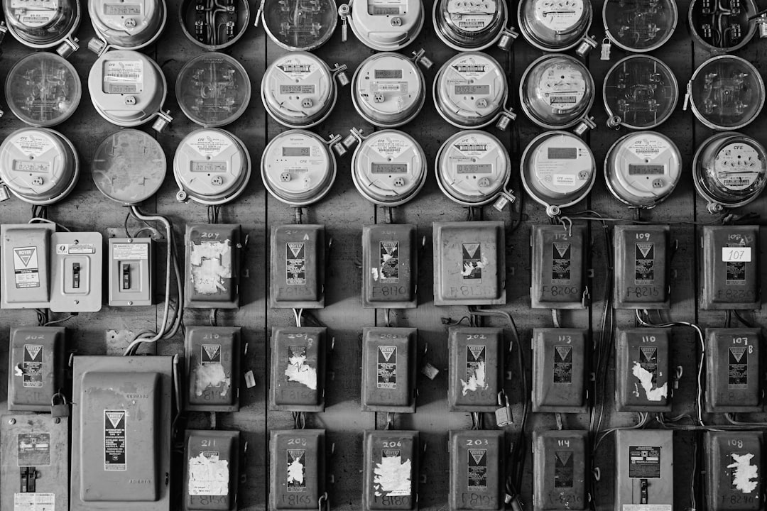 Électricien au travail