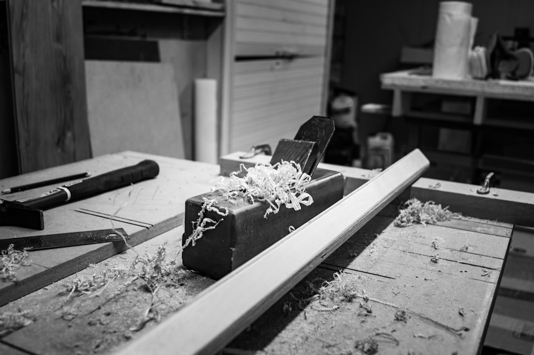 Menuisier au travail